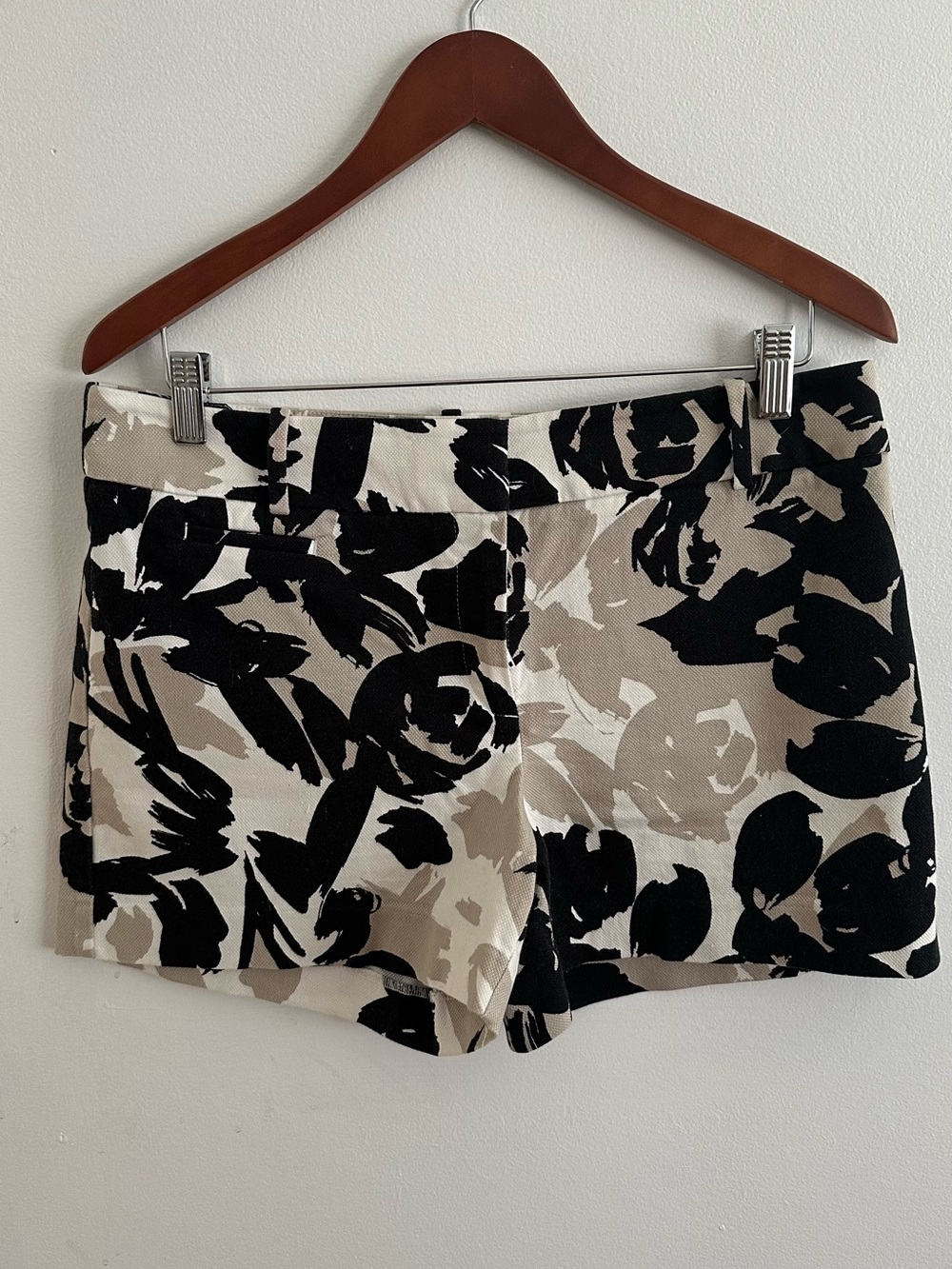 Women's Floral Print Stretch Shorts in Black and Beige - Size 6